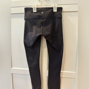 Lululemon Wunder Under Training leggings 28”. Women’s size 2